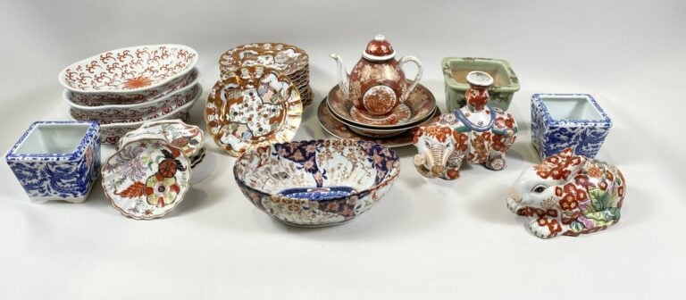 Ensemble de céramiques diverses comprenant : assiettes, boîtes, éléphant, coupe…