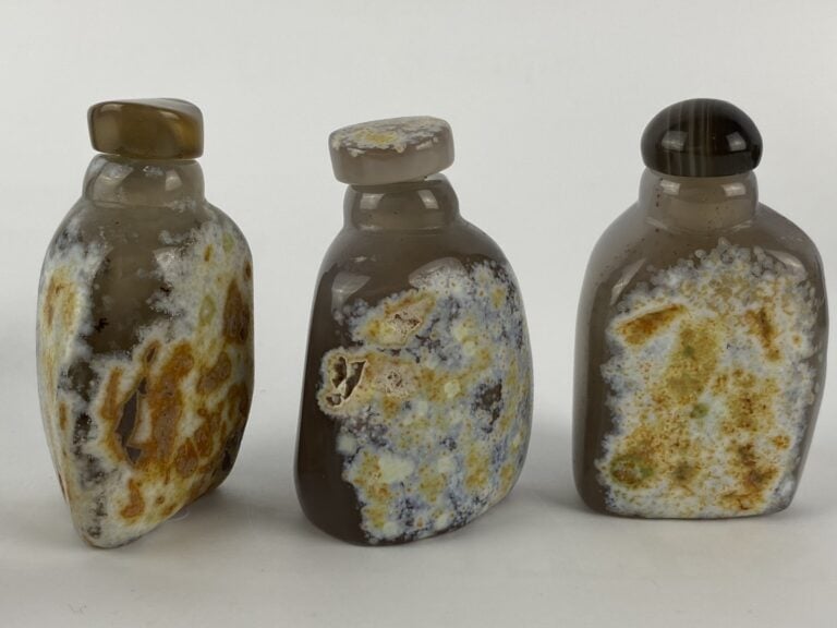 Ensemble de cinq (5) flacons / tabatières en agate - Chine - H (pour le plus gr…