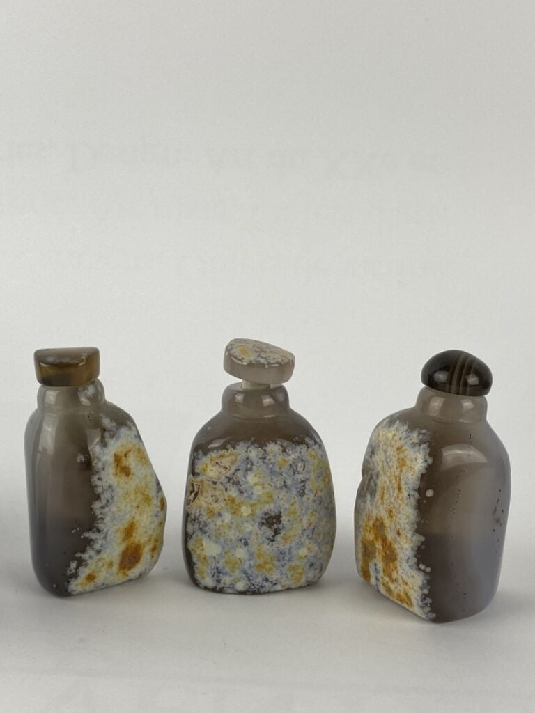 Ensemble de cinq (5) flacons / tabatières en agate - Chine - H (pour le plus gr…
