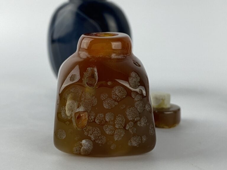 Ensemble de cinq (5) flacons / tabatières en agate - Chine - H (pour le plus gr…