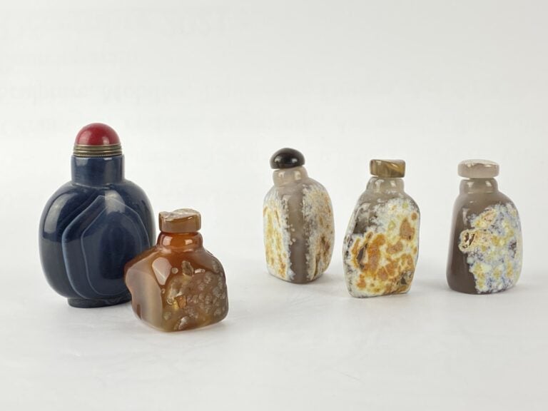 Ensemble de cinq (5) flacons / tabatières en agate - Chine - H (pour le plus gr…