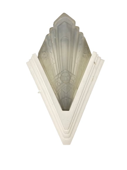 Ensemble de cinq appliques de style Art Déco en verre pressé-moulé dépoli à déc…