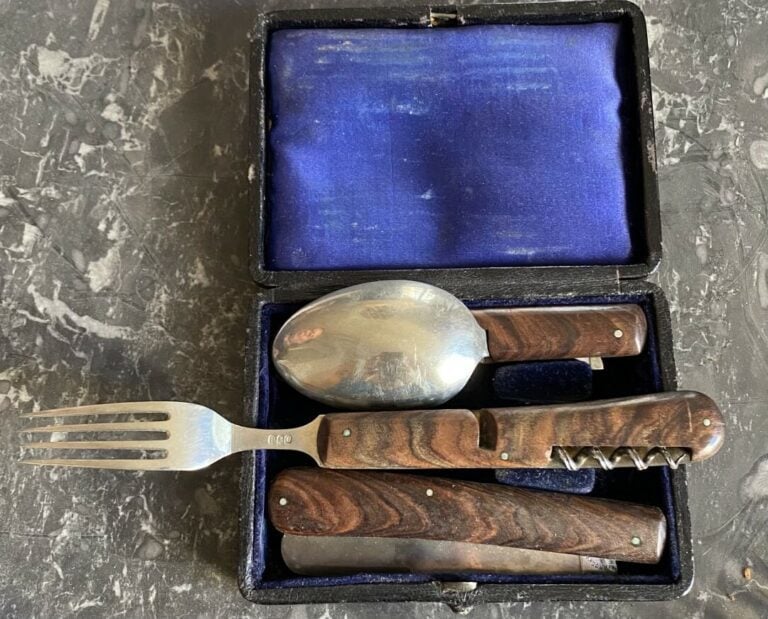 Ensemble de cinq couteaux : - -Couteau pliant manche en bois gravé - -Couteau p…