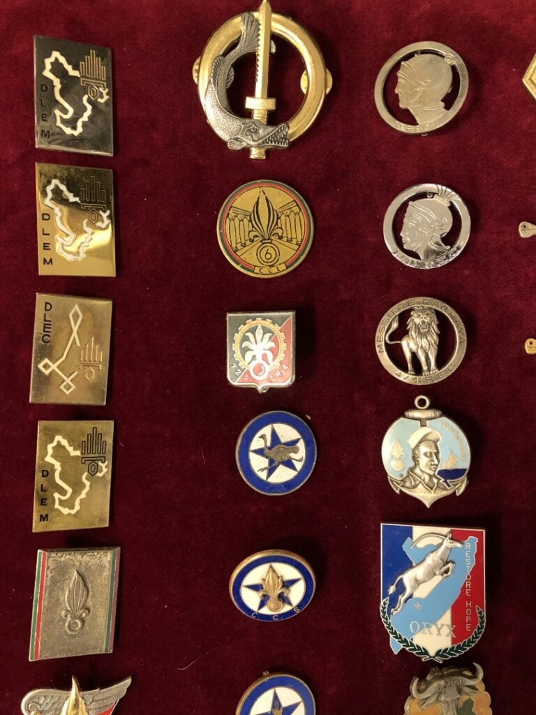 Ensemble de cinquante-quatre insignes militaires, types divers