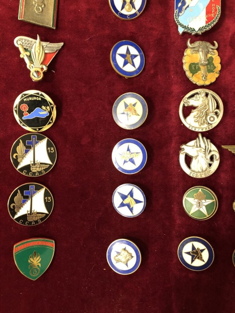 Ensemble de cinquante-quatre insignes militaires, types divers