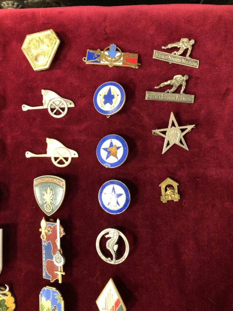 Ensemble de cinquante-quatre insignes militaires, types divers