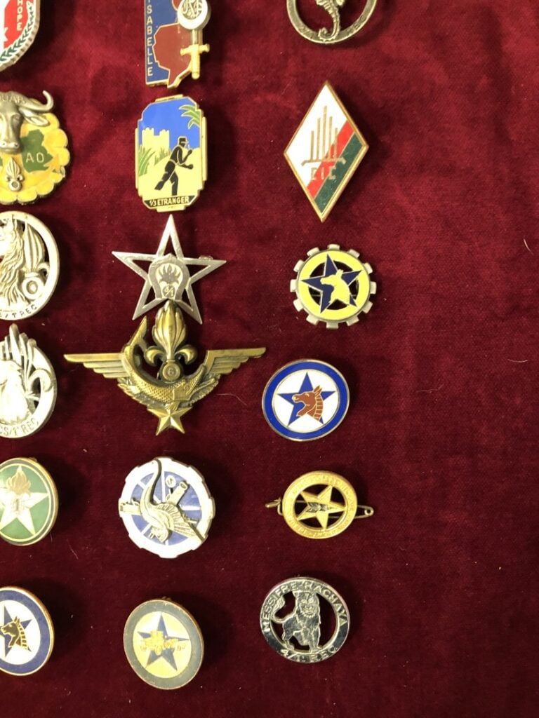Ensemble de cinquante-quatre insignes militaires, types divers