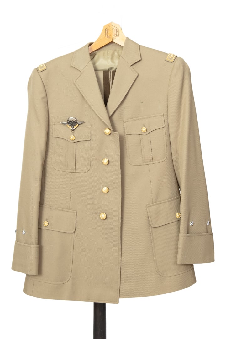 Ensemble de costumes militaires comprenant notamment un uniforme du Service de…