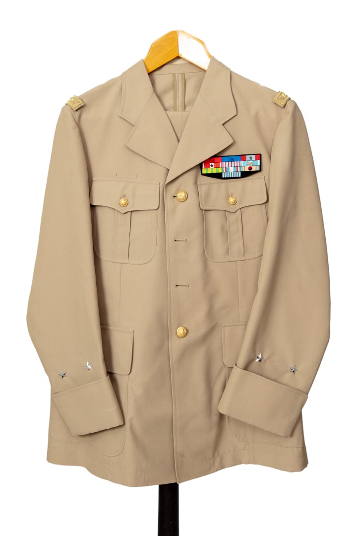 Ensemble de costumes militaires comprenant notamment un uniforme du Service de…