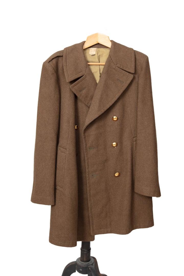 Ensemble de costumes militaires comprenant notamment un uniforme du Service de…