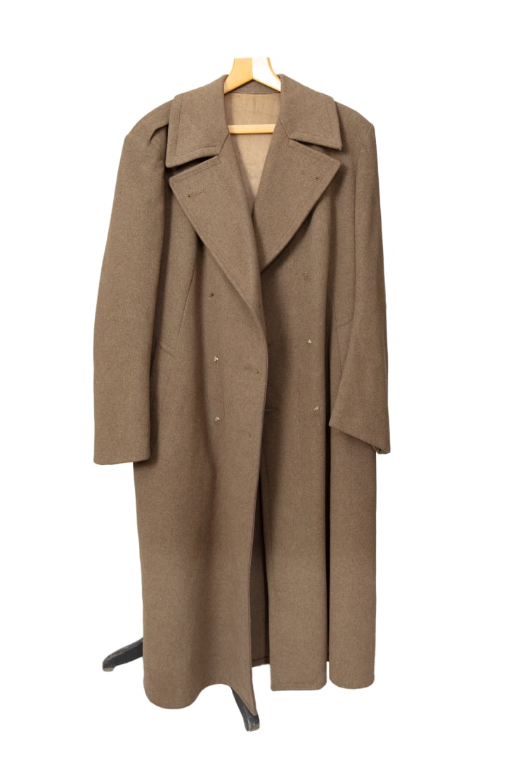 Ensemble de costumes militaires comprenant notamment un uniforme du Service de…