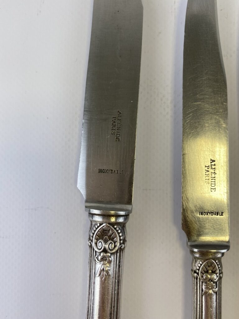 Ensemble de couverts en métal argenté comprenant six cuillères et six couteaux…