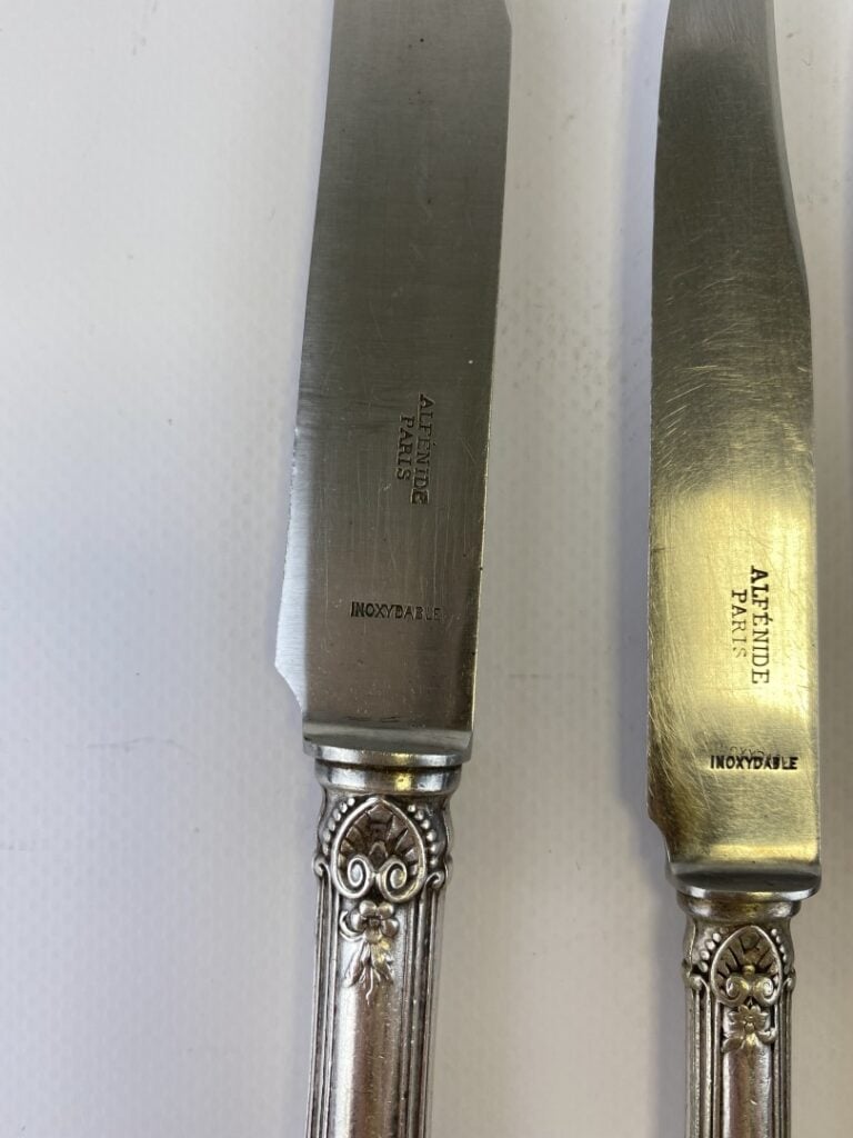 Ensemble de couverts en métal argenté comprenant six cuillères et six couteaux…