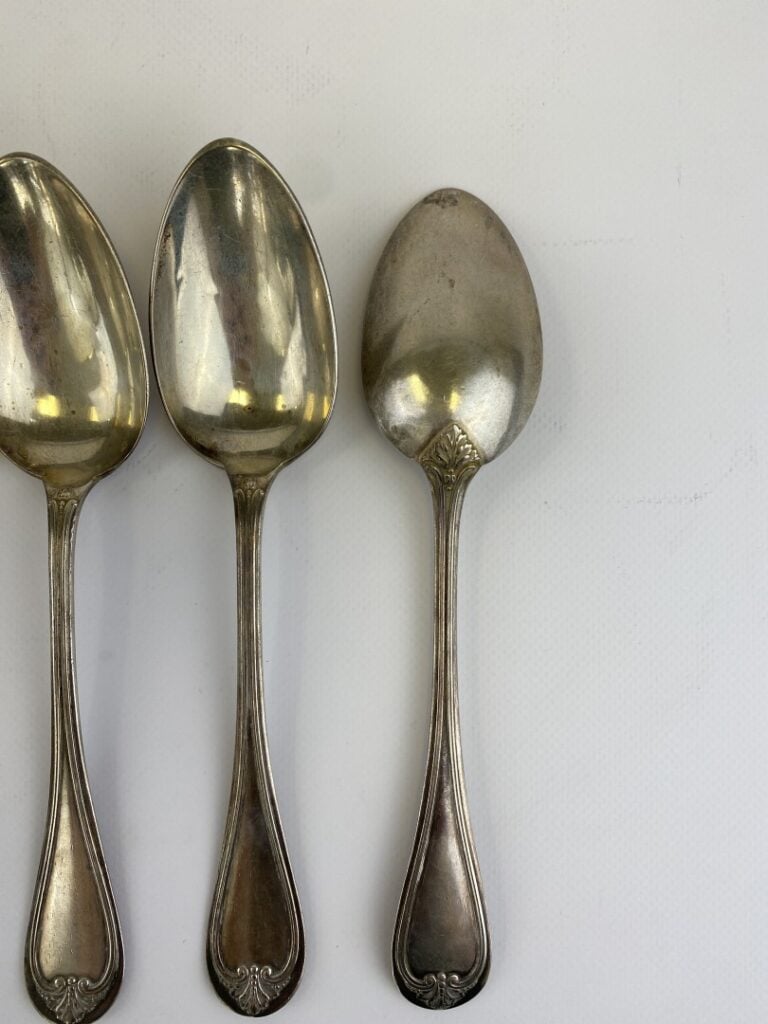 Ensemble de couverts en métal argenté comprenant six cuillères et six couteaux…