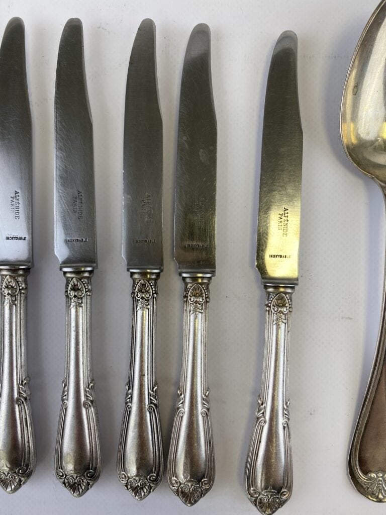Ensemble de couverts en métal argenté comprenant six cuillères et six couteaux…