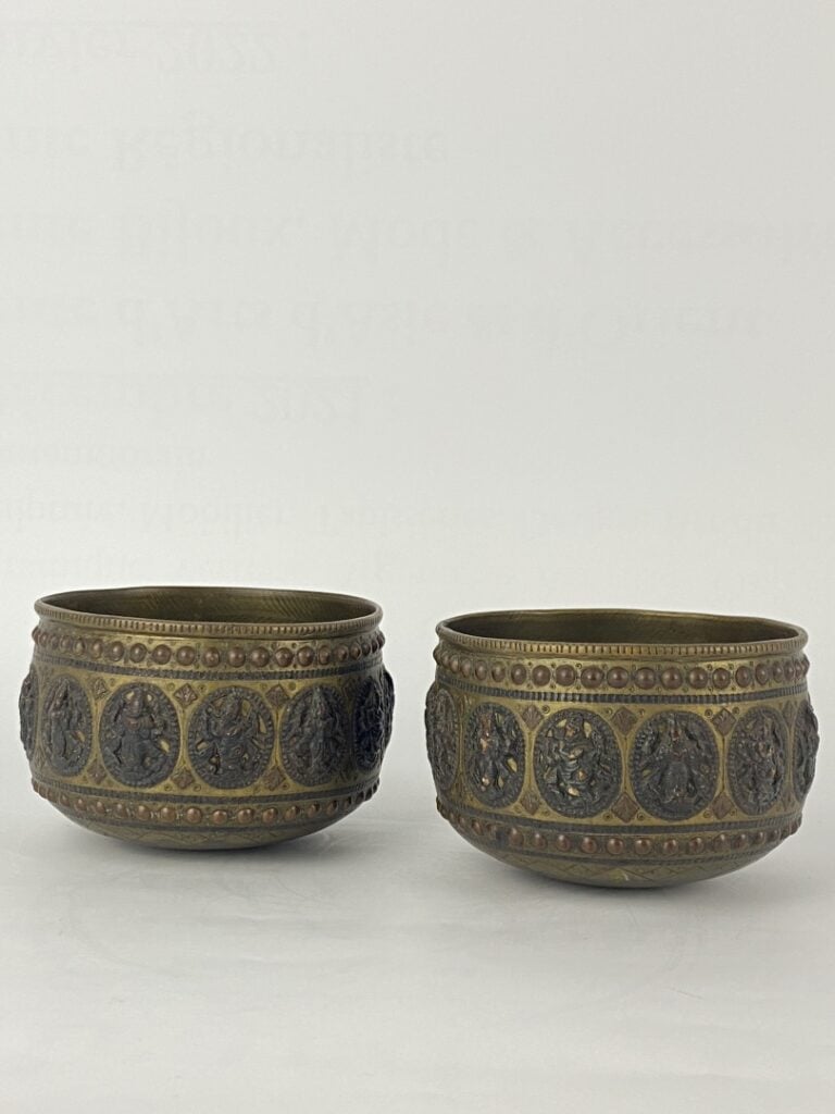 Ensemble de deux (2) bols en alliage doré - Tibet ou Inde - Richement décoré de…