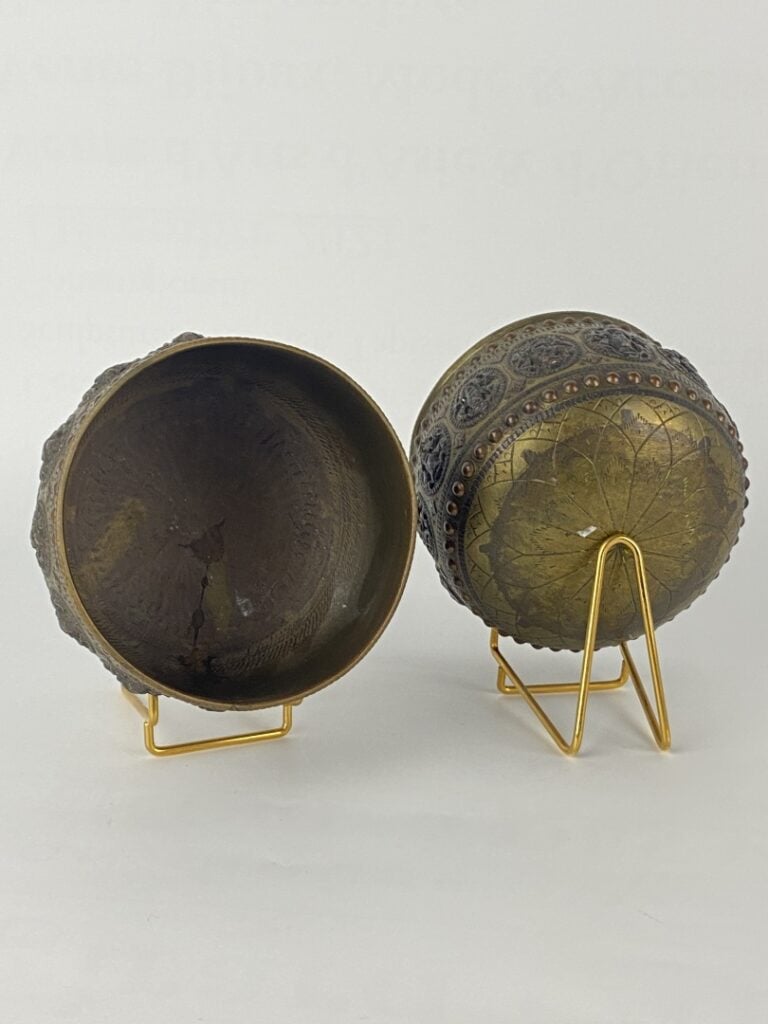 Ensemble de deux (2) bols en alliage doré - Tibet ou Inde - Richement décoré de…