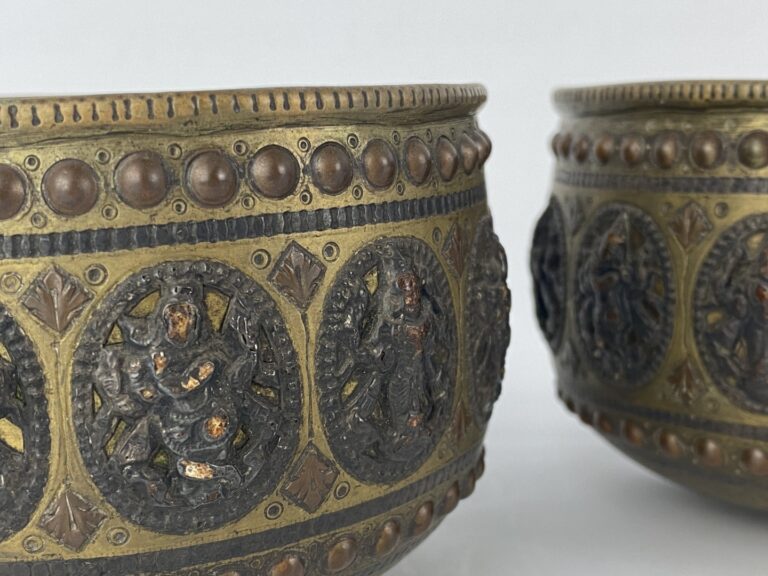 Ensemble de deux (2) bols en alliage doré - Tibet ou Inde - Richement décoré de…