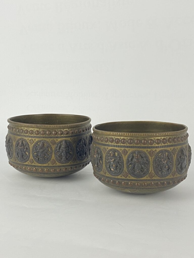Ensemble de deux (2) bols en alliage doré - Tibet ou Inde - Richement décoré de…