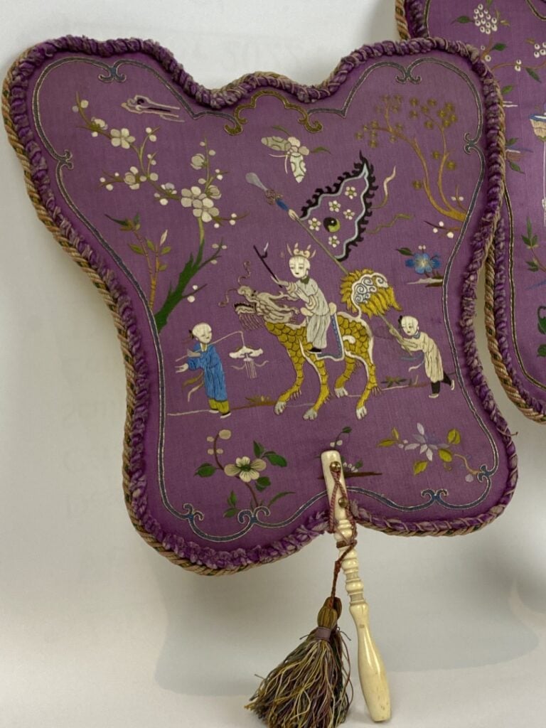 Ensemble de deux (2) éventails brodés - Chine - De forme polylobée sur fond mau…