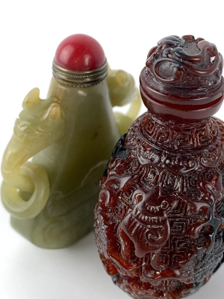 Ensemble de deux (2) flacons/ tabatières - Chine - L'une en verre sculpté à l'i…