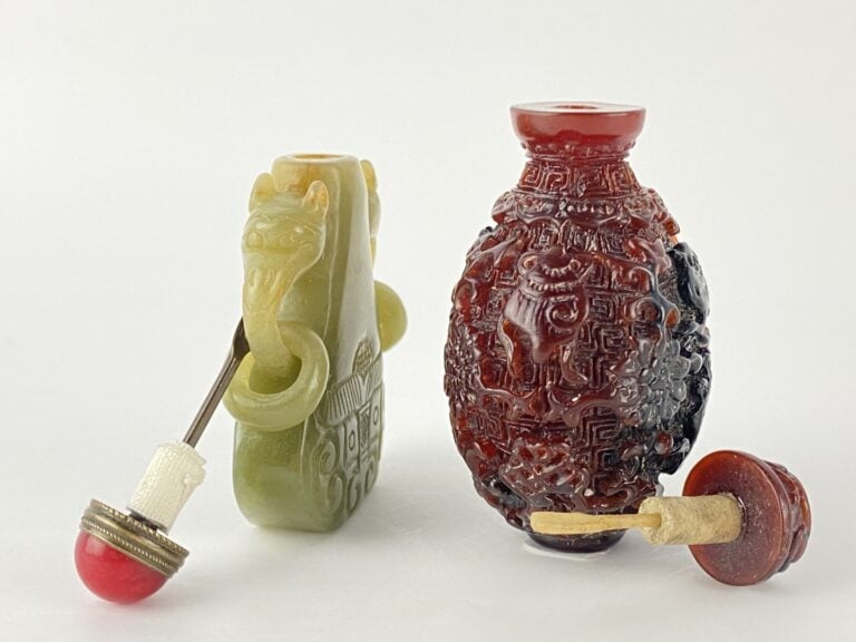 Ensemble de deux (2) flacons/ tabatières - Chine - L'une en verre sculpté à l'i…