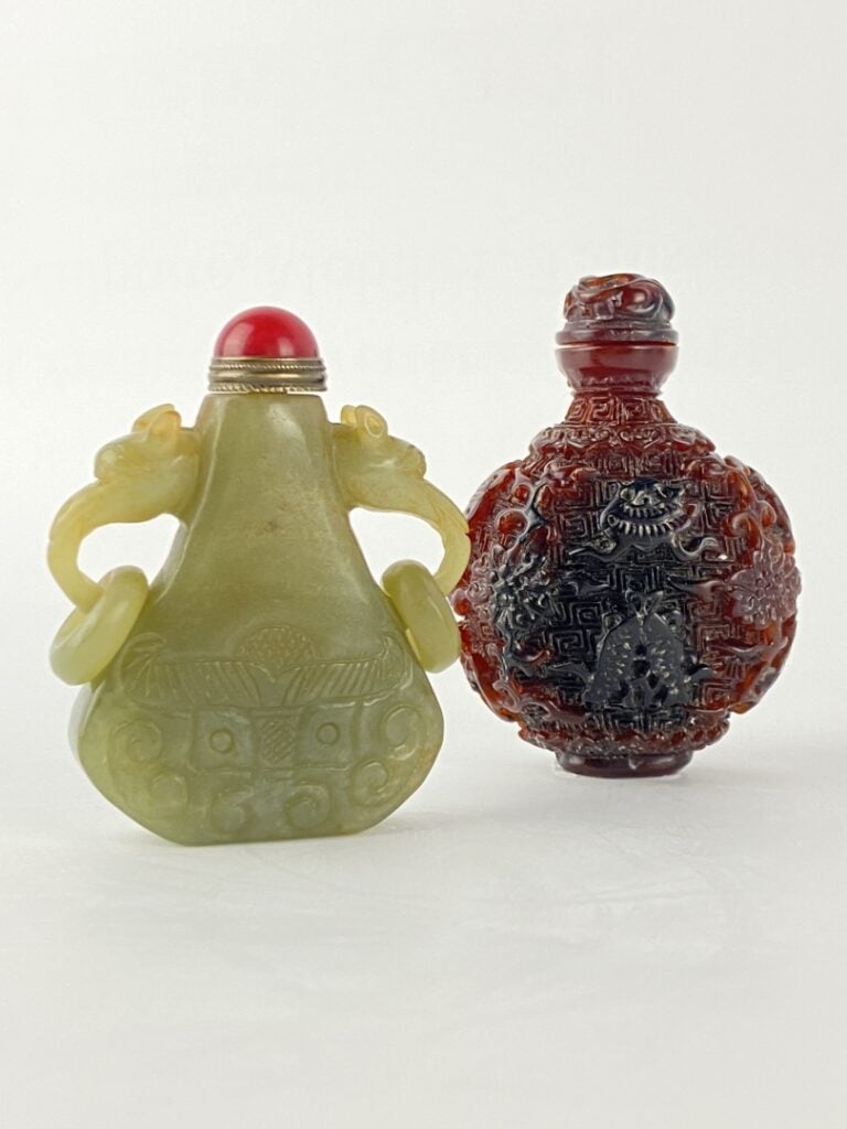 Ensemble de deux (2) flacons/ tabatières - Chine - L'une en verre sculpté à l'i…
