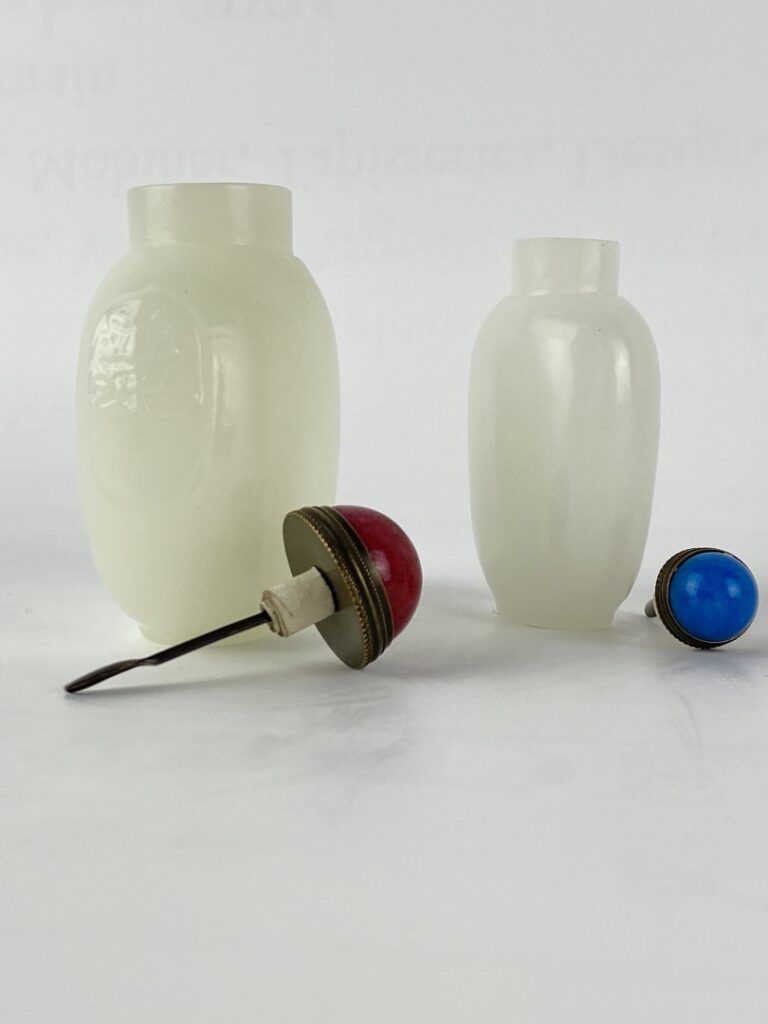 Ensemble de deux (2) flacons / tabatières en verre de Pékin à l'imitation du ja…
