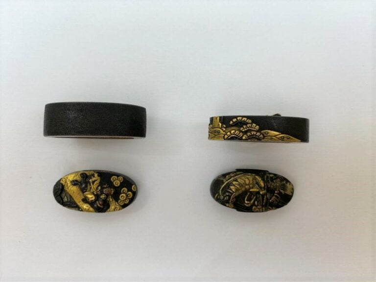 ENSEMBLE DE DEUX (2) FUCHI KASHIRA REHAUSSE D'OR - Japon - A décor de cavaliers…