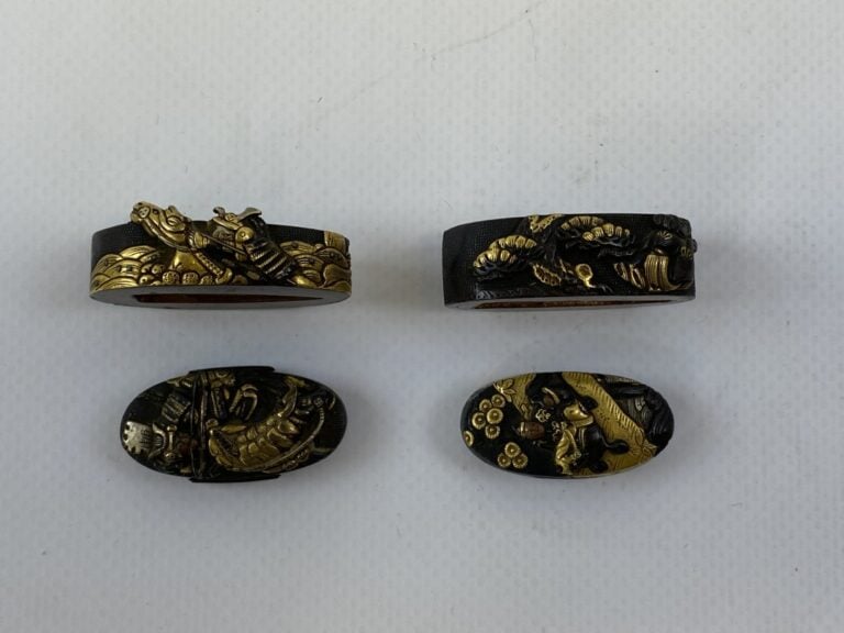 ENSEMBLE DE DEUX (2) FUCHI KASHIRA REHAUSSE D'OR - Japon - A décor de cavaliers…