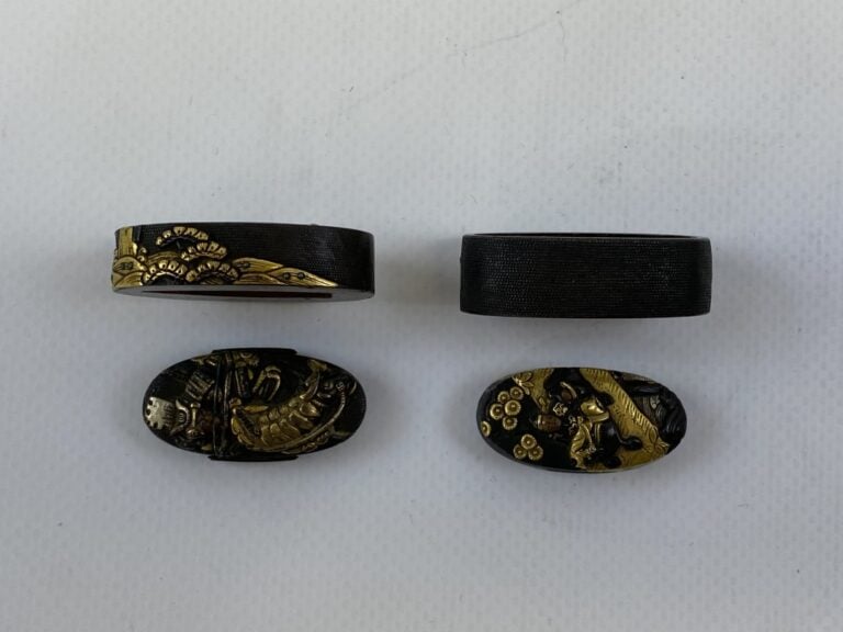 ENSEMBLE DE DEUX (2) FUCHI KASHIRA REHAUSSE D'OR - Japon - A décor de cavaliers…