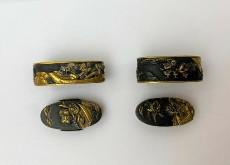 ENSEMBLE DE DEUX (2) FUCHI KASHIRA REHAUSSE D'OR - Japon - A décor de guerriers…