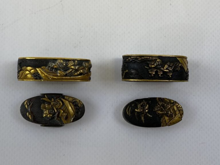 ENSEMBLE DE DEUX (2) FUCHI KASHIRA REHAUSSE D'OR - Japon - A décor de guerriers…
