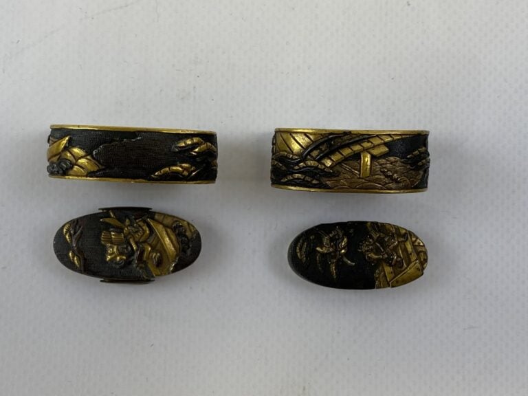 ENSEMBLE DE DEUX (2) FUCHI KASHIRA REHAUSSE D'OR - Japon - A décor de guerriers…