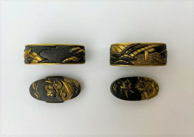 ENSEMBLE DE DEUX (2) FUCHI KASHIRA REHAUSSE D'OR - Japon - A décor de guerriers…
