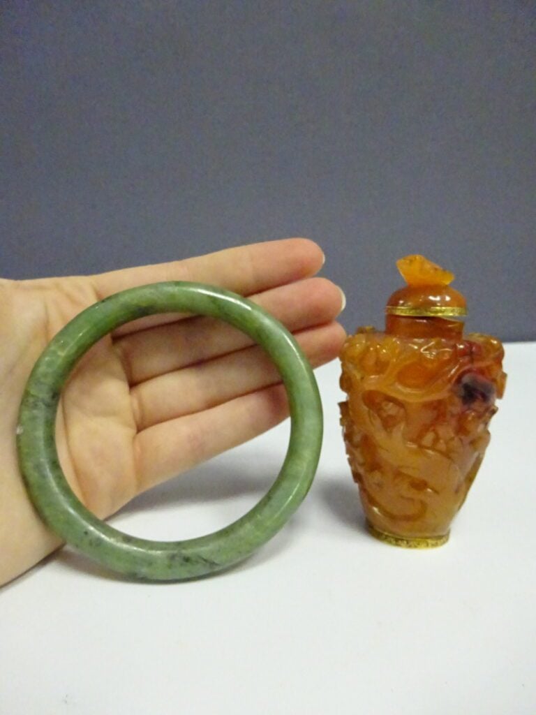 [-] ENSEMBLE DE DEUX (2) OBJETS - Chine, - Comprenant : - - Une tabatière en pi…