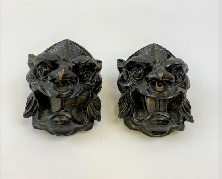 ENSEMBLE DE DEUX (2) OBJETS EN BRONZE FORMANT TETE DE LION STYLISEE - Chine - T…