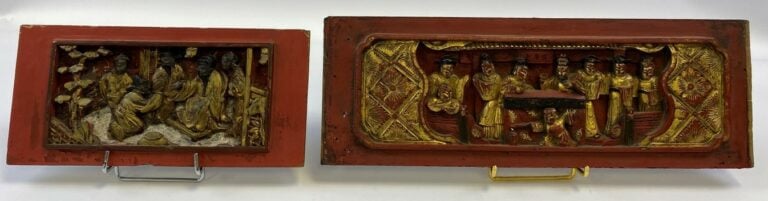 ENSEMBLE DE DEUX (2) PANNEAUX DE BOIS SCULPTE LAQUE ROUGE ET OR - Chine, Ningbo…