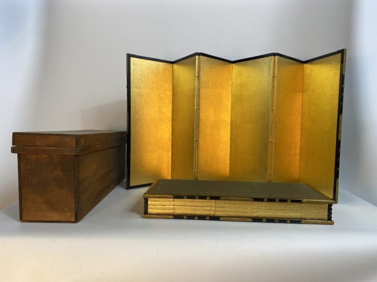 ENSEMBLE DE DEUX (2) PARAVENTS A SIX FEUILLES MAROUFLES DE FEUILLES D'OR, BYOBU…