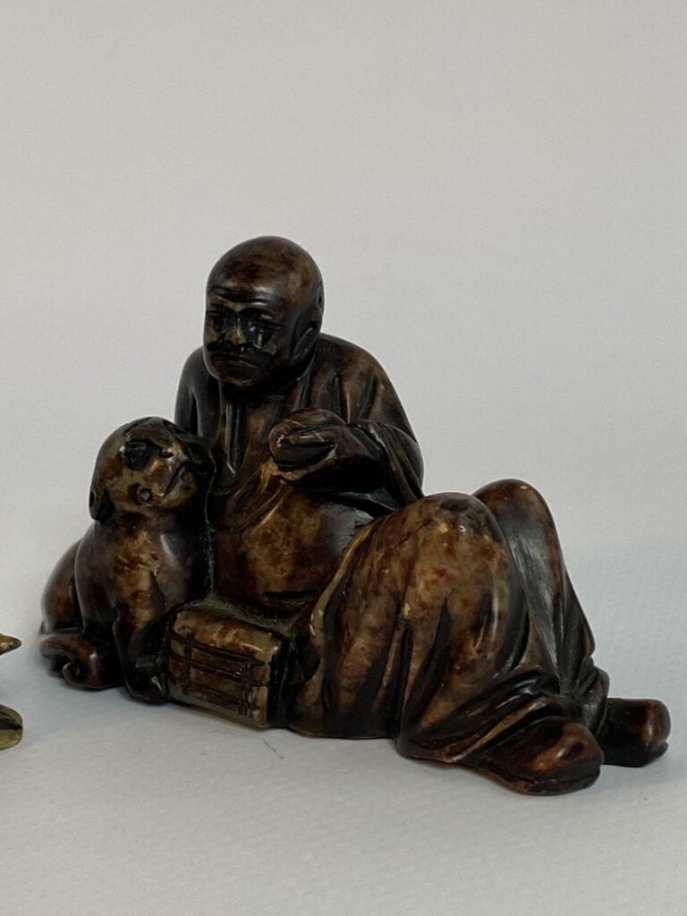 ENSEMBLE DE DEUX (2) PETITS SUJETS EN PIERRE DURE - Japon - L'un est représenté…