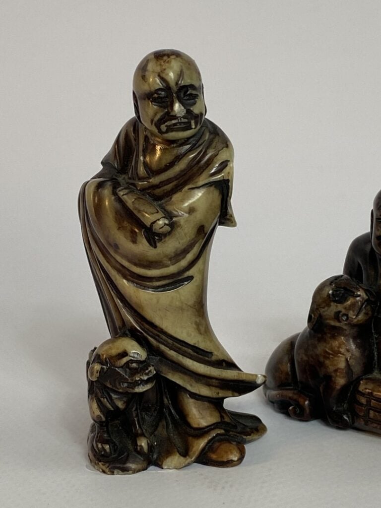 ENSEMBLE DE DEUX (2) PETITS SUJETS EN PIERRE DURE - Japon - L'un est représenté…