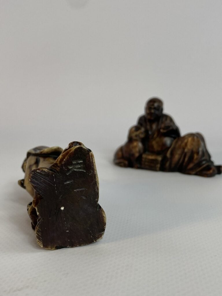 ENSEMBLE DE DEUX (2) PETITS SUJETS EN PIERRE DURE - Japon - L'un est représenté…