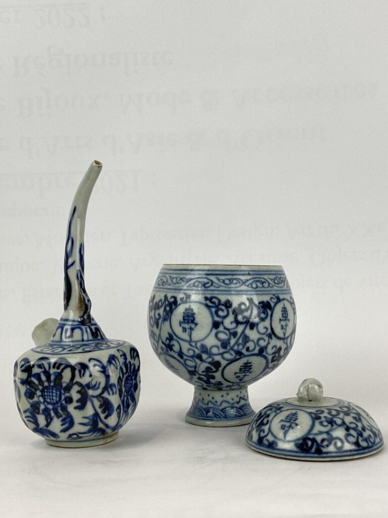 Ensemble de deux (2) porcelaines émaillée bleu blanc - Chine - Comprenant une p…