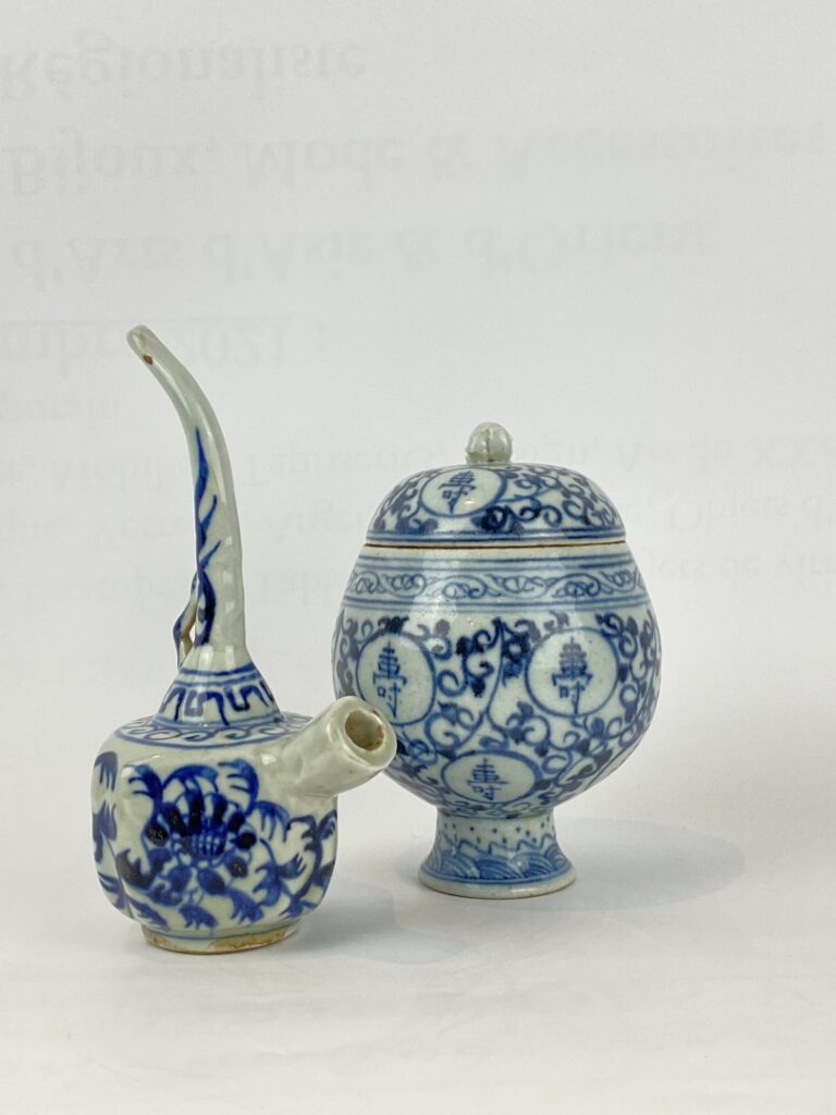 Ensemble de deux (2) porcelaines émaillée bleu blanc - Chine - Comprenant une p…