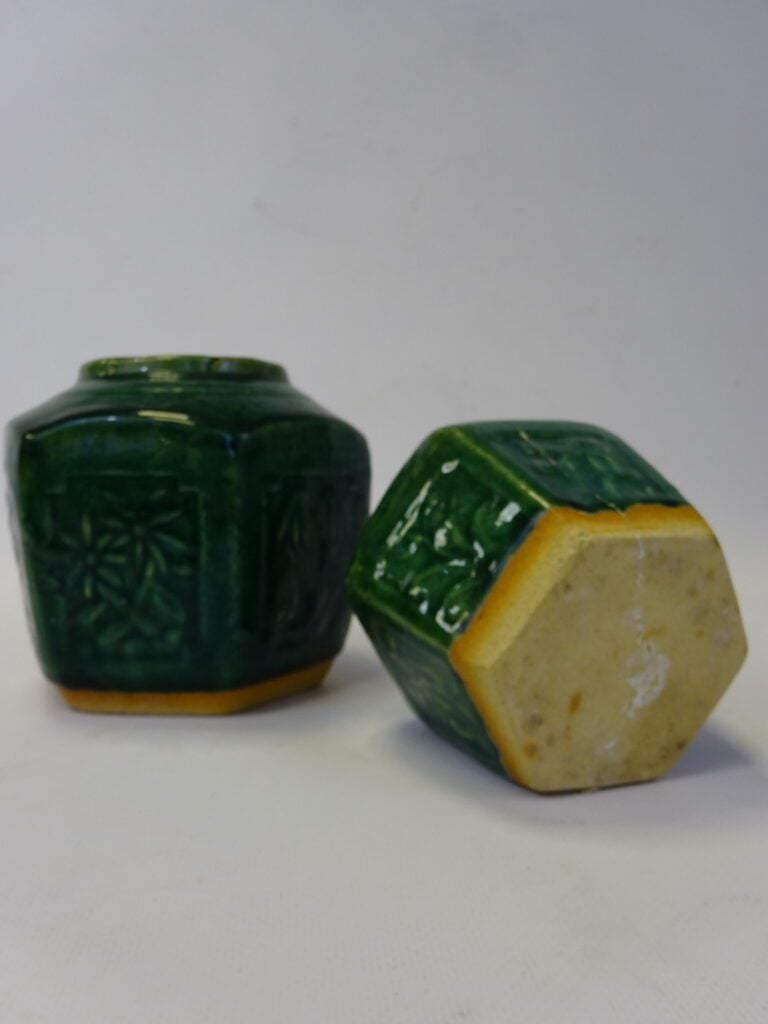 ENSEMBLE DE DEUX (2) POTS EN TERRE CUITE EMAILLE VERT - Vietnam ou Chine du Sud…