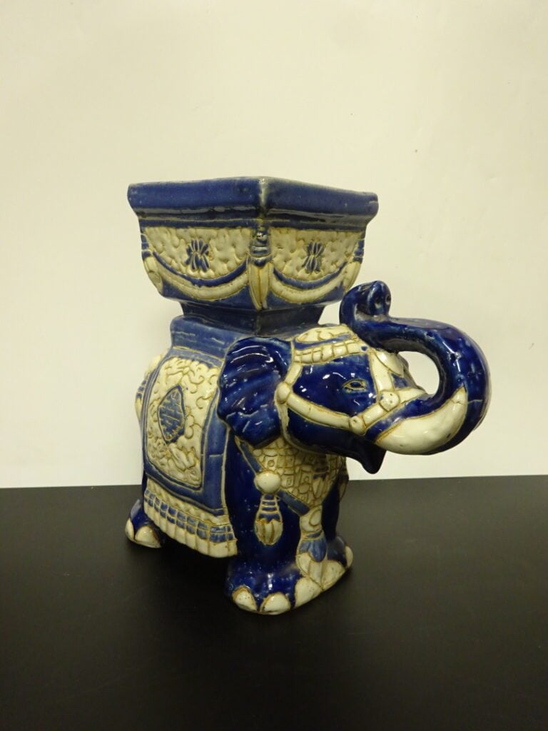 ENSEMBLE DE DEUX (2) SELLETTES ELEPHANTIFORMES / EN FORME D'ELEPHANT DANS LE GO…