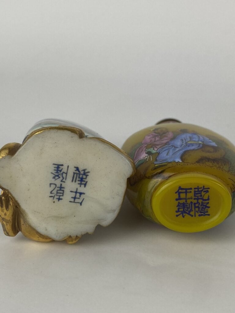 Ensemble de deux (2) tabatières - Chine - L'une en porcelaine à décor de scène…