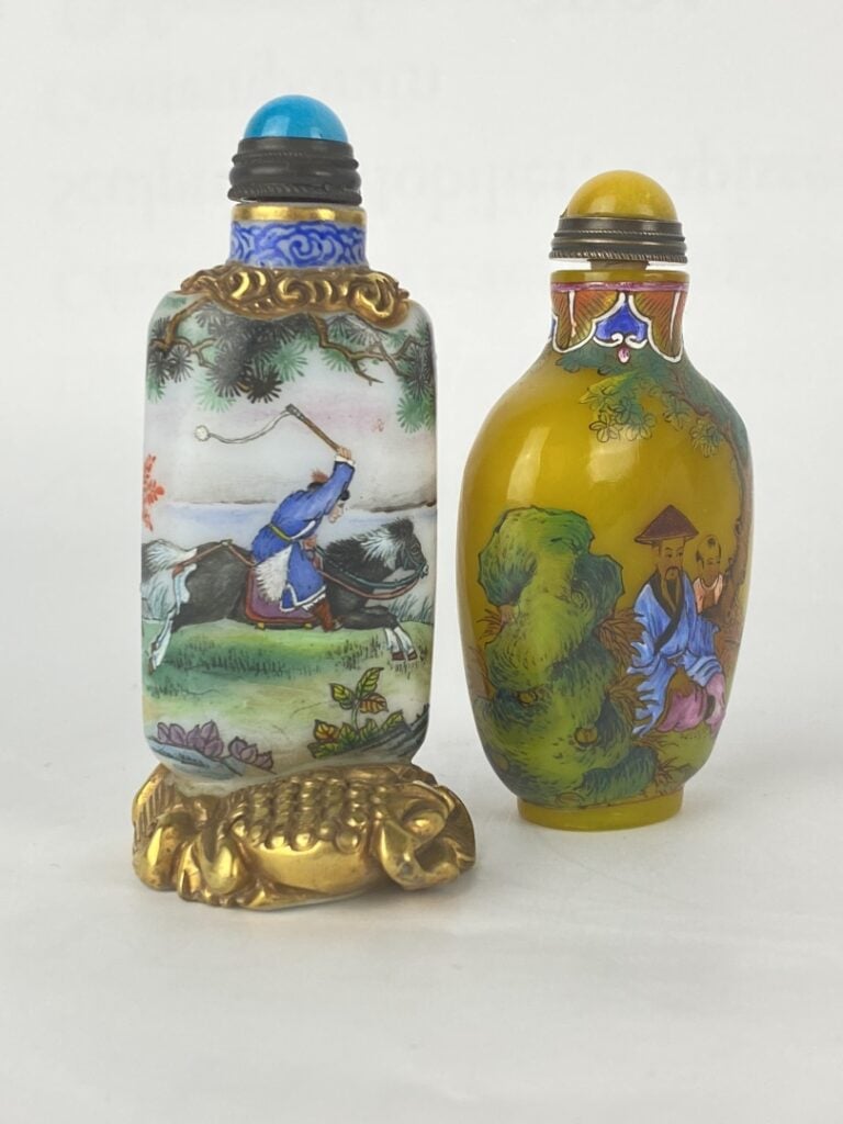 Ensemble de deux (2) tabatières - Chine - L'une en porcelaine à décor de scène…