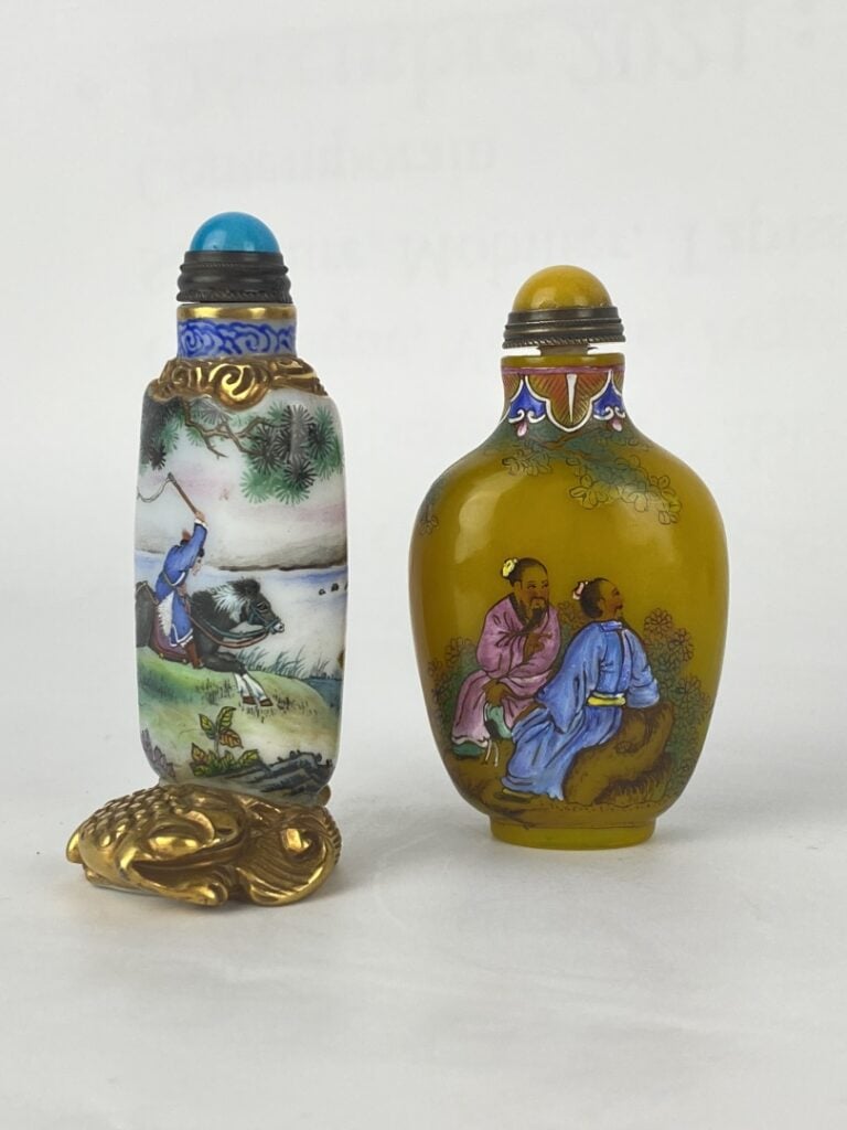 Ensemble de deux (2) tabatières - Chine - L'une en porcelaine à décor de scène…