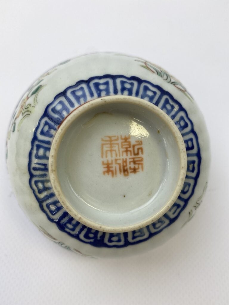 ENSEMBLE DE DEUX (2) TASSES ET SOUS-TASSES - Chine - A décor de fleurs et frise…